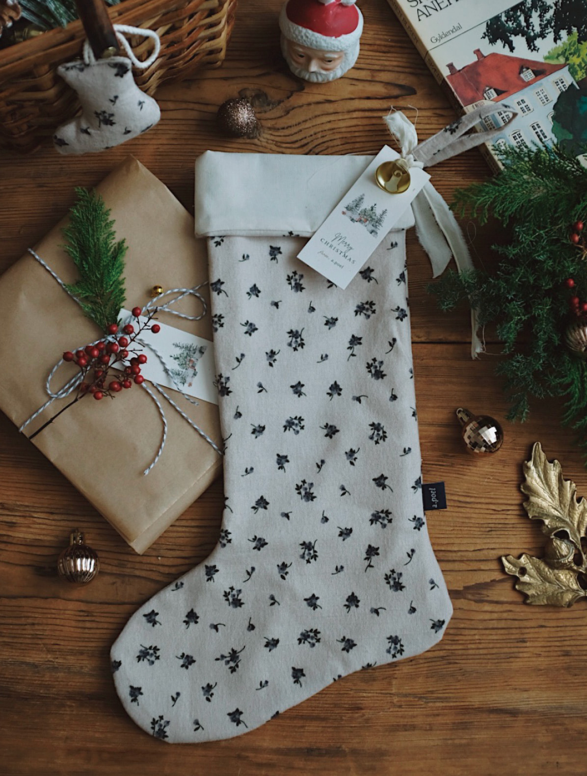 Santa socks [ floral beige ]